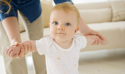 چگونه به راه رفتن کودک کمک کنیم؟