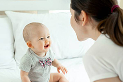 ۹ تکنیک آموزش حرف زدن به نوزاد | مختص والدین برای کار در خانه