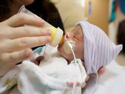 شیردهی و راحت ترین روش های تغذیه ساده به نوزاد نارس