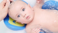 انواع نکات و توصیه ها برای حمام کردن نوزادان